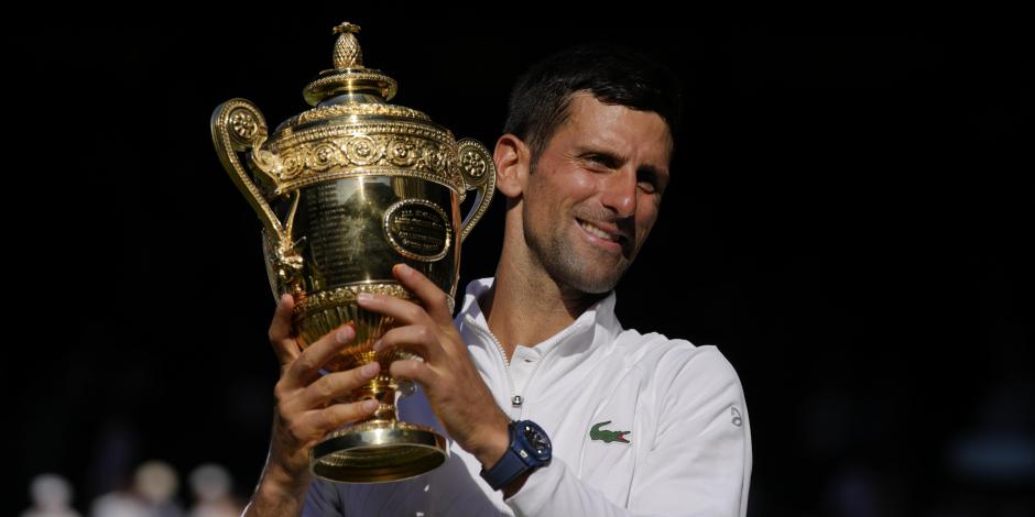 Novak Djokovic levanta el trofeo de campeón de Wimbledon.