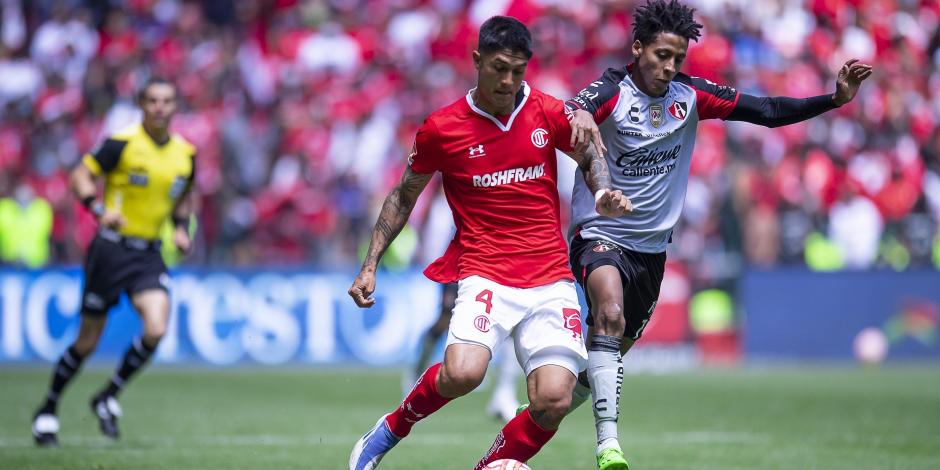 Valber Huerta de Toluca y Ozziel Herrera de Atlas, durante el partido de la Jornada 2 del Torneo Apertura 2022 de la Liga MX.