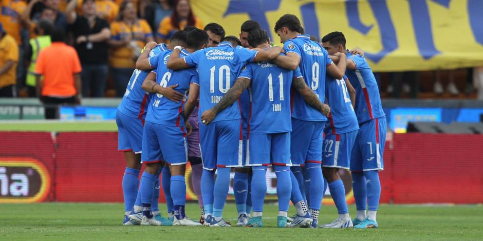 Jugadores de Cruz Azul previo a un duelo de la Liga MX.