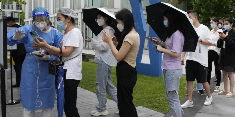 Residentes en China hacen fila por una prueba de detección Covid, ayer.