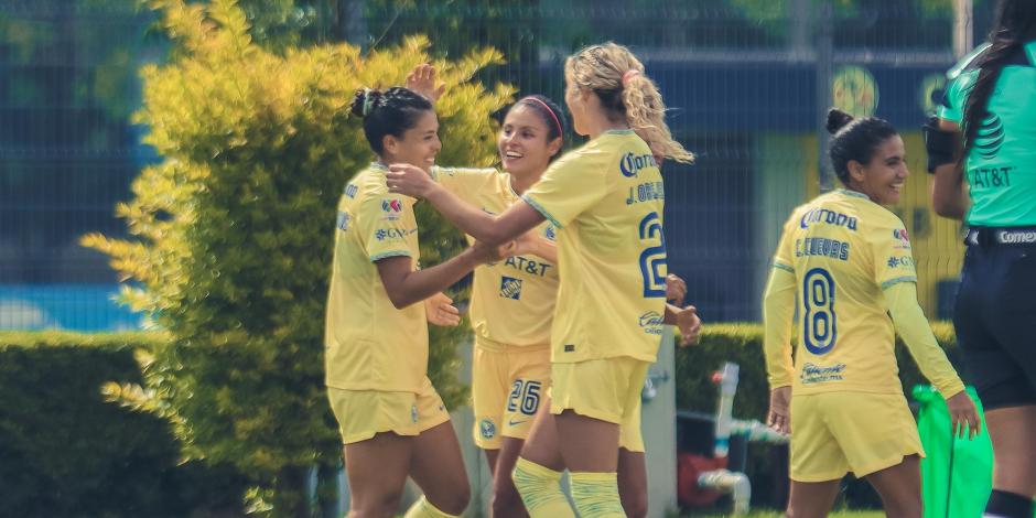 Jugadoras del América Femenil celebran un gol durante un partido de la Liga MX Femenil