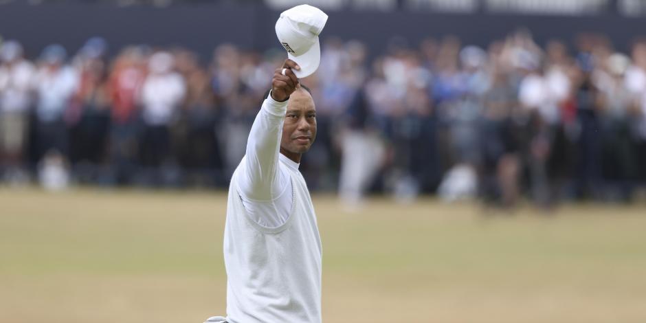 Tiger Woods saluda al público al recibir una ovación tras su participación en la segunda ronda del Abierto Británico de Golf.