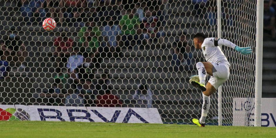 Alfredo Talavera momentos después de ser techado por el balón tras un disparo muy lejano de Jordan Silva durante el juego entre FC Juárez y Querétaro.