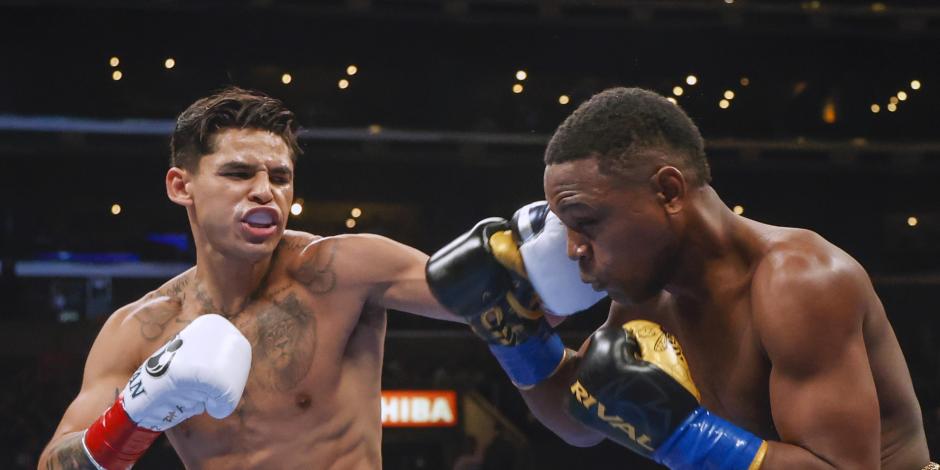 Ryan García conecta un golpe a Javier Fortuna en la pelea de box que se realizó en el Crypto.com Arena de Los Angeles, California.