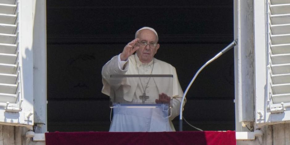 Papa Francisco anuncia que firmó su renuncia en caso de impedimento médico.