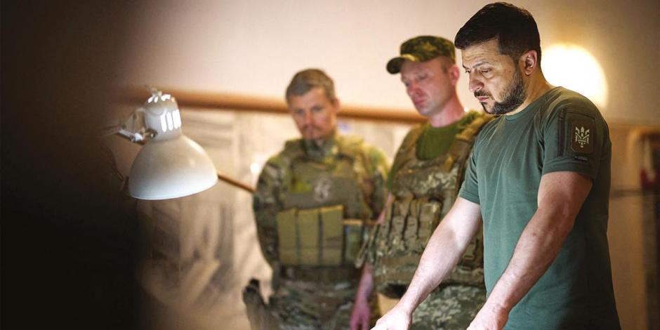 El mandatario durante su  visita a las posiciones de los miembros del servicio ucraniano, en la región de Dnipropetrovsk.