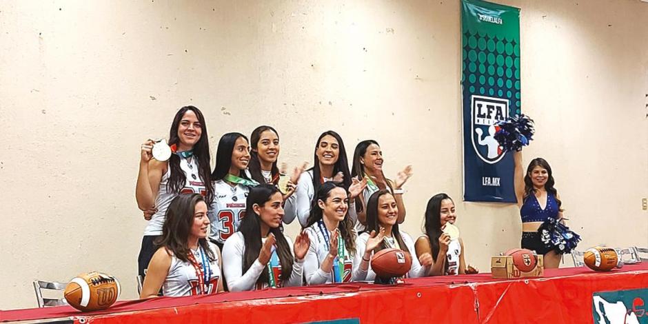 Las jugadoras, en conferencia de prensa, ayer, en el CNAR, tras regresar del campeonato mundial de tochito bandera.