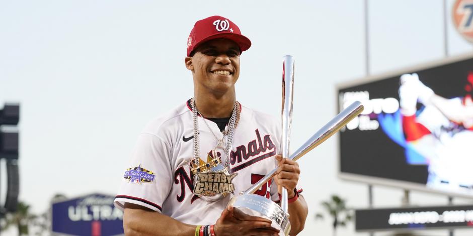 Juan Soto, de los Washington Nationals, posa con el trofeo de campeón del Home Run Derby de la MLB.
