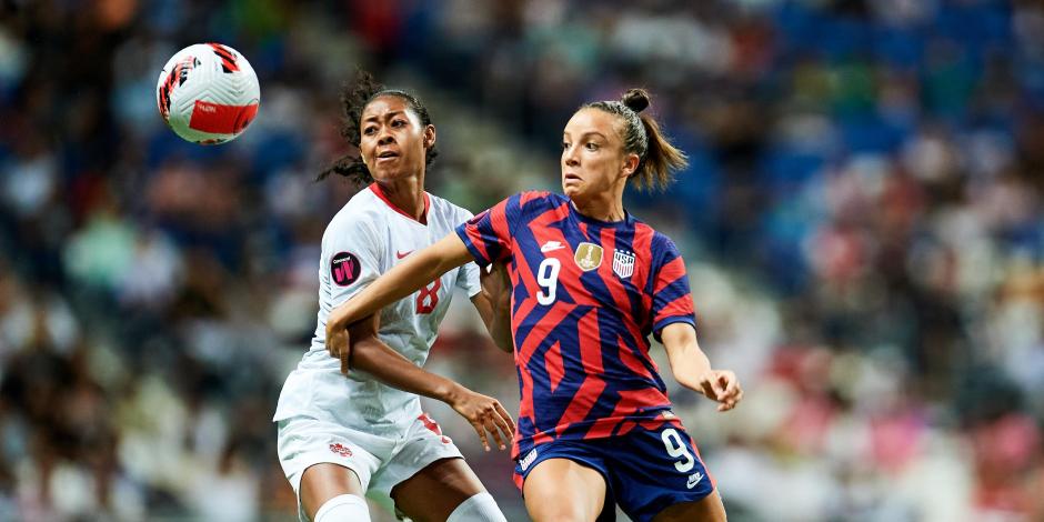Una acción del Estados Unidos vs Canada, gran Final del Premundial Femenino de Concacaf 2022, en el Estadio BBVA.