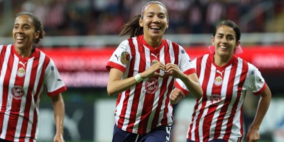 Futbolistas de Chivas festejan un gol en el Torneo Apertura 2022 de la Liga MX Femenil.