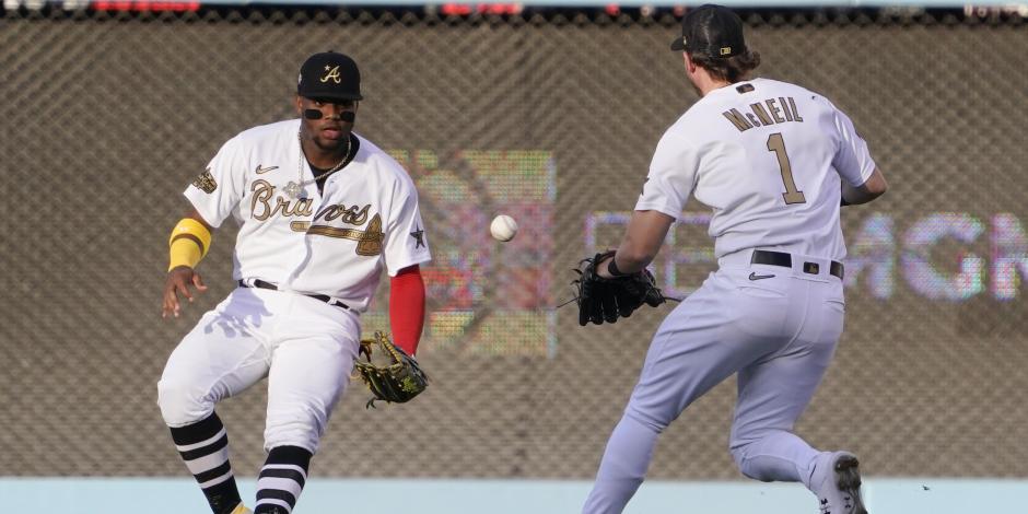 Jeff McNeil (1), de los Mets de Nueva York, y Ronald Acuña Jr., de los Bravos de Atlanta, persiguen un sencillo de José Ramírez, de Cleveland, de la Liga Americana, en el MLB All-Star Game 2022.