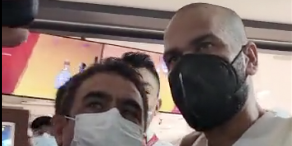 Un aficionado se toma una selfie con Dani Alves a la llegada del futbolista brasileño al Aeropuerto Internacional de la Ciudad de México.