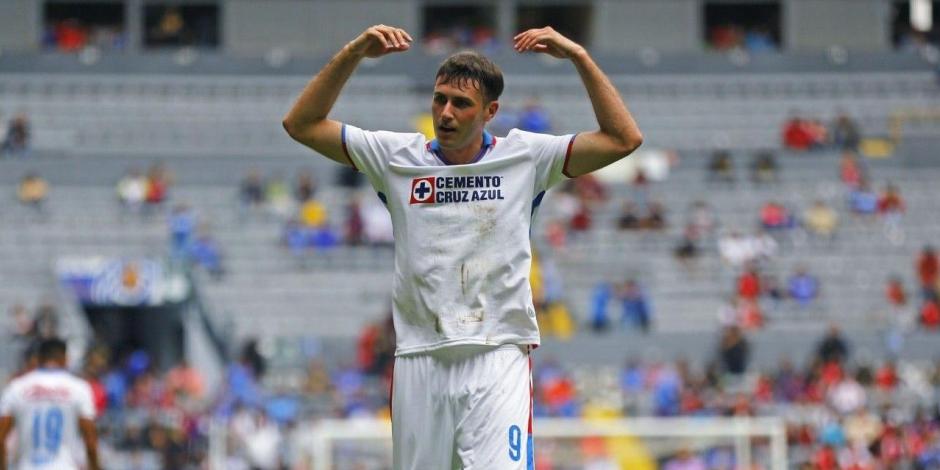 Santiago Giménez festeja su gol en el partido entre Cruz Azul y Atlas, en la Fecha 3 del Apertura 2022, el pasado 16 de julio.