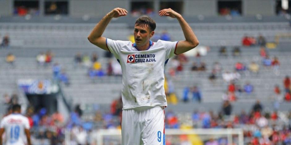 Santiago Giménez festeja su gol en el partido entre Cruz Azul y Atlas, en la Fecha 3 del Apertura 2022, el pasado 16 de julio.