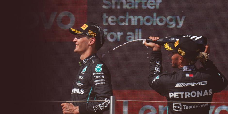 Hamilton baña a Russell con champagne, ayer, en el podio.