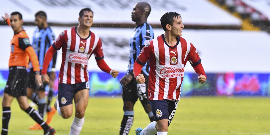 Sebastián Pérez Bouquet festeja su anotación en el partido entre Chivas y Querétaro en el Estadio Corregidora.