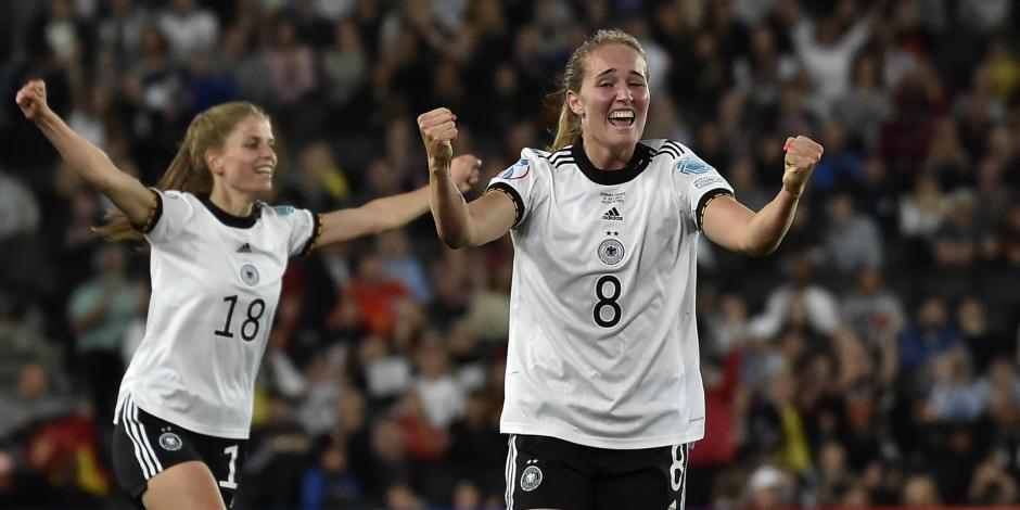 Sydney Lohmann (derecha), de la selección de Alemania, y su compañera Tabea Wassmuth festejan el triunfo sobre Francia en las semifinales de la Eurocopa Femenil, el pasado 27 de julio.