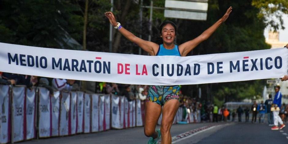 Mayra Sánchez festeja al llegar a la meta del Medio Maratón de la CDMX.