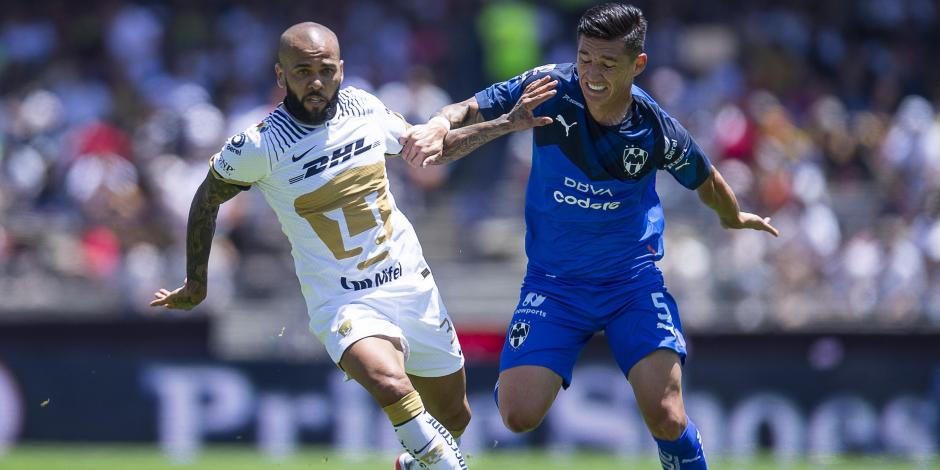 Dani Alves, Pumas, y Matias Kranevitter, Monterrey, pelean por el balón durante la Jornada 6 del Torneo Apertura 2022 de la Liga MX.