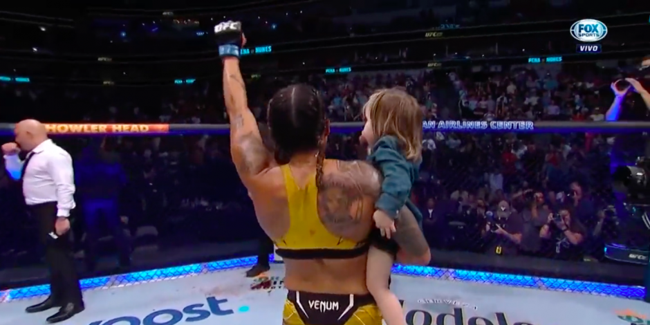 Amanda Nunes festeja con su hija, tras su pelea en UFC 277