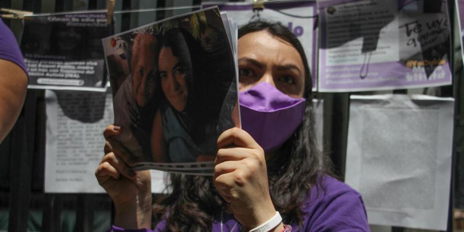Mujeres y madres de la las colectivas exigieron justicia por Luz Raquel, quien era madre y cuidadora de su hijo pequeño diagnosticado con autismo, en la Representación del estado de Jalisco, el pasado 21 de julio.