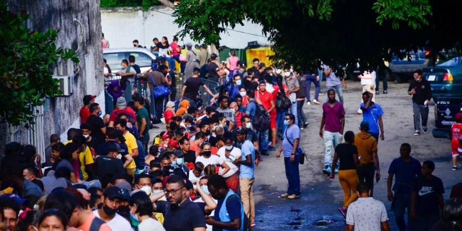 Migrantes hacen filas en las oficinas de la Comar, en Chiapas.