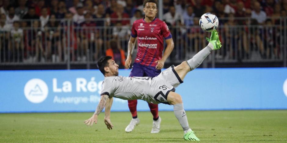 Lionel Messi justo en el momento de rematar de chilena en el partido entre PSG y Clermont, en la Jornada 1 de la Ligue 1.