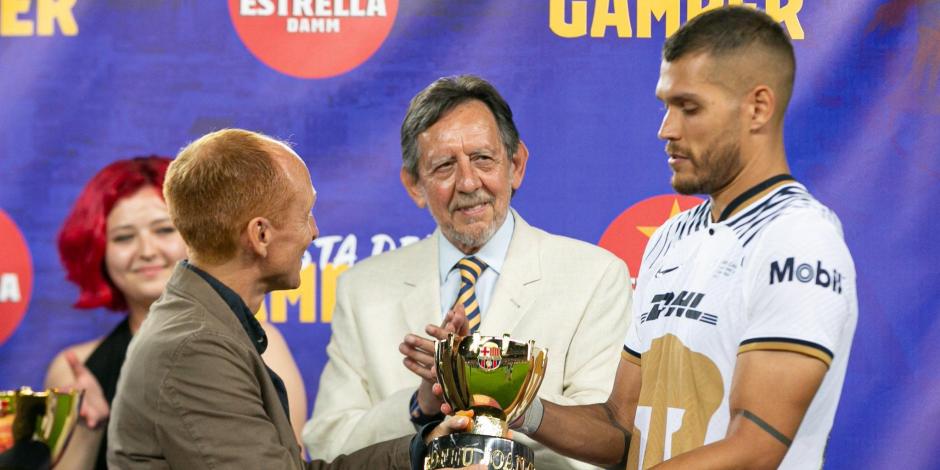 Nicolás Freire, capitán de los Pumas, recibe un reconocimiento para el equipo por haber disputado el Trofeo Joan Gamper ante el Barcelona.