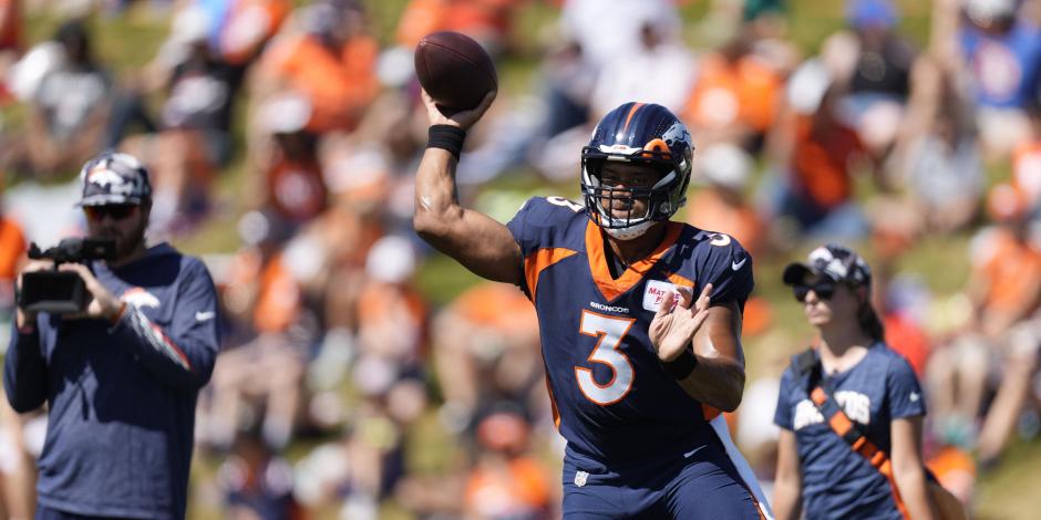 El quarterback de los Broncos de Denver Russell Wilson durante una práctica en Colorado