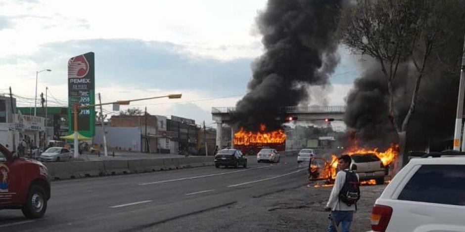 Ayer, un enfrentamiento entre fuerzas federales y bandas del crimen organizado provocó quema de vehículos.