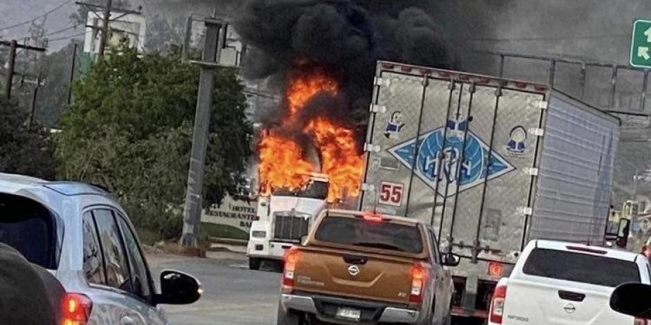 Se registraron quemas de vehículos en Baja California; EU emite alerta de seguridad.