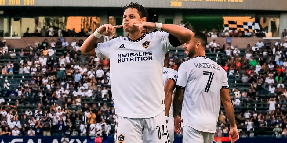 Javier "Chicharito" Hernández festeja su anotación de penalti en el duelo de la MLS entre LA Galaxy y Vancouver Whitecaps.