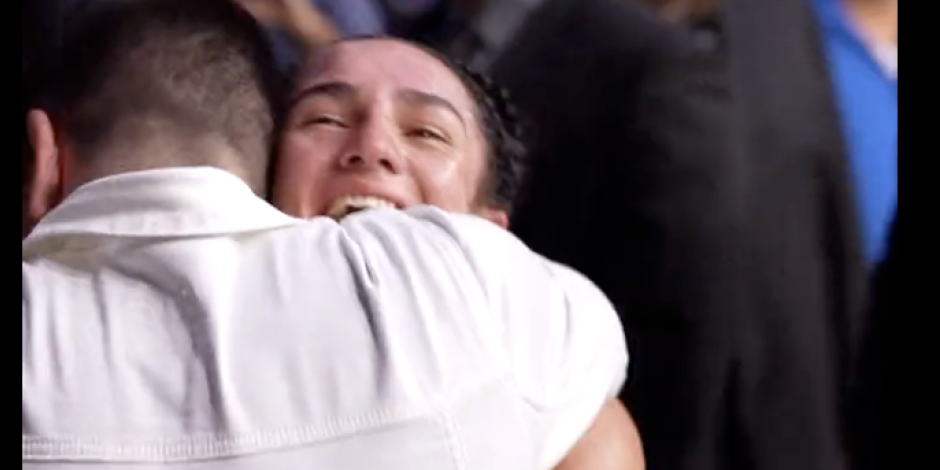 Yazmín Jáuregui y Brandon Moreno después del triunfo de la originaria de Rosarito sobre Iasmin Lucindo en el UFC San Diego.