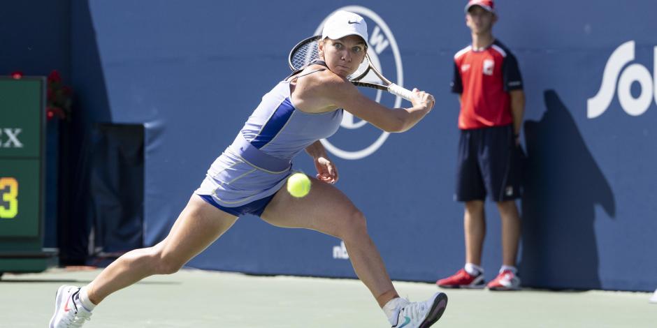 Simona Halep en acción durante su duelo contra Beatriz Haddad Maia en la final del Masters de Canadá.