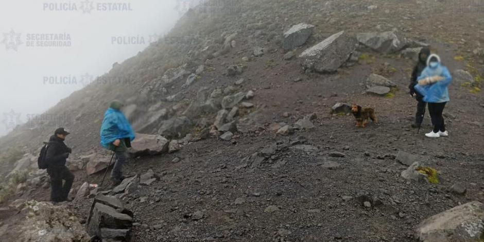 Policías de alta montaña auxilian a dos personas en el Nevado de Toluca