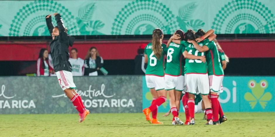 Jugadoras de la Selección Mexicana Femenil Sub 20 celebran su victoria sobre Alemania en el Mundial que se celebra en Costa Rica, el pasado 16 de agosto.