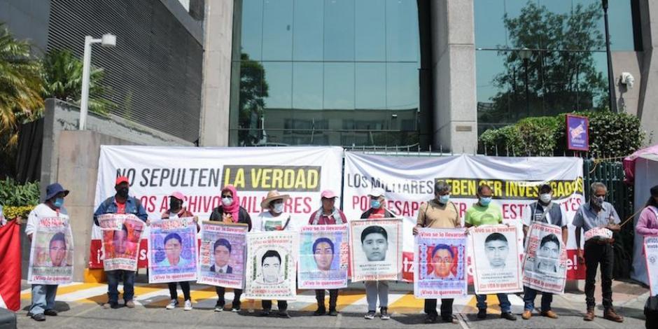 Padres y familiares de los estudiantes, durante una protesta en la CDMX, el pasado 13 de junio.