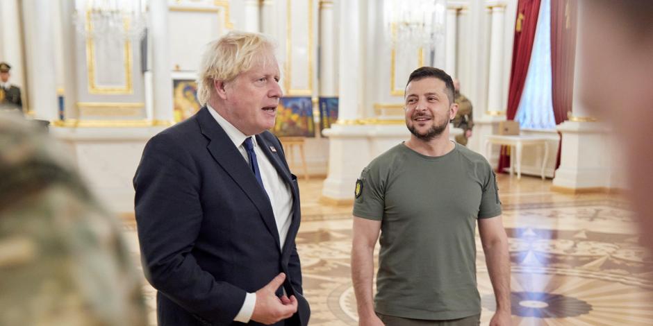 El primer ministro de Gran Bretaña, Boris Johnson, junto al presidente de Ucrania, Volodirmi Zelenski, en el Día de la Independencia de dicho país