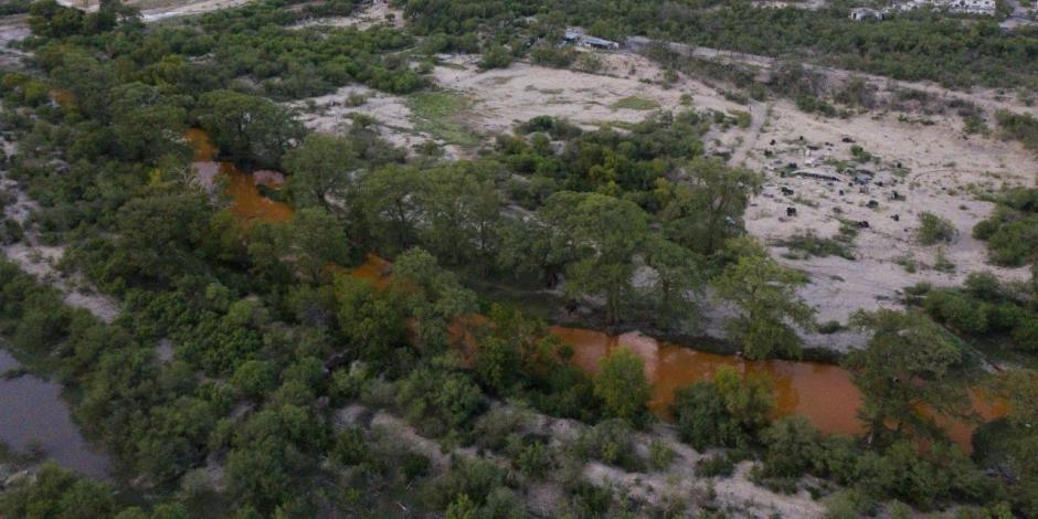 Derivado de la extracción de agua del pozo de la mina "El Pinabete", el río Sabinas a tornarse color naranja.