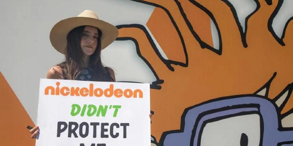 Alexa Nikolas de "Zoey 101" protesta en las oficinas de Nickelodeon: "Depredadores"