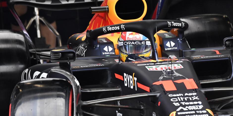 Checo Pérez abordo del monoplaza de Red Bull en la clasificación del GP de Bélgica de F1.