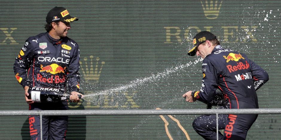 Checo Pérez y Max Verstappen celebran el 1-2 del GP de Bélgica
