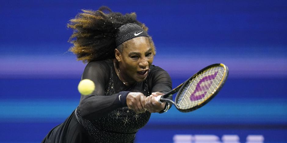 Serena Williams regresa un tiro a Danka Kovinic, en la Primera Ronda del US Open