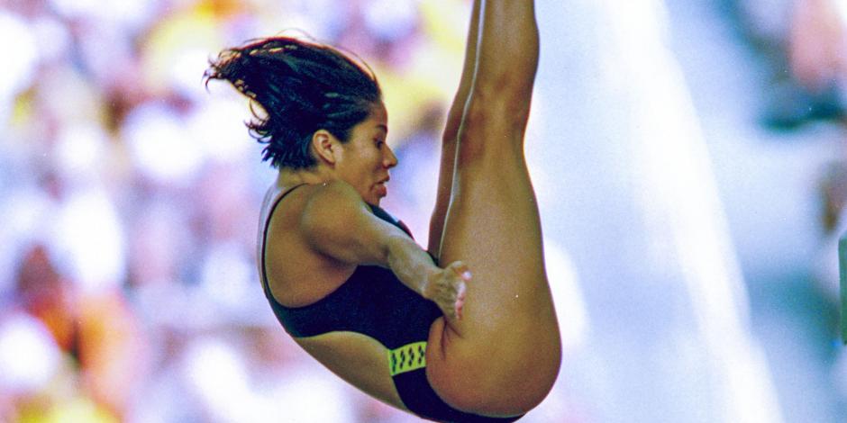 La clavadista en una competencia mientras fungía como deportista mexicana.