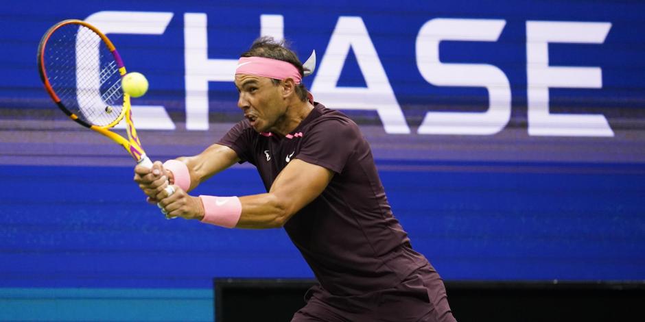 Rafael Nadal regresa una bola a Rinky Hijikata durante la Primera Ronda del US Open