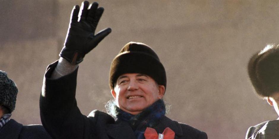Mijaíl Gorbachov saluda desde una plataforma en el Mausoleo a Lenin durante un desfile con motivo del 70 aniversario de la Revolución Rusa, en la Plaza Roja de Moscú