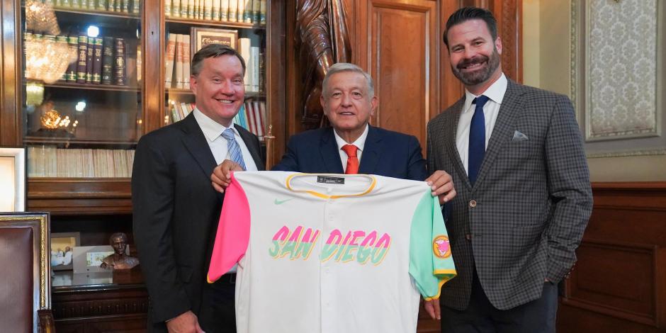 AMLO sostiene el jersey de los Padres con directivos de San Diego, una de las franquicias de la MLB que vendrá a México en el 2023.
