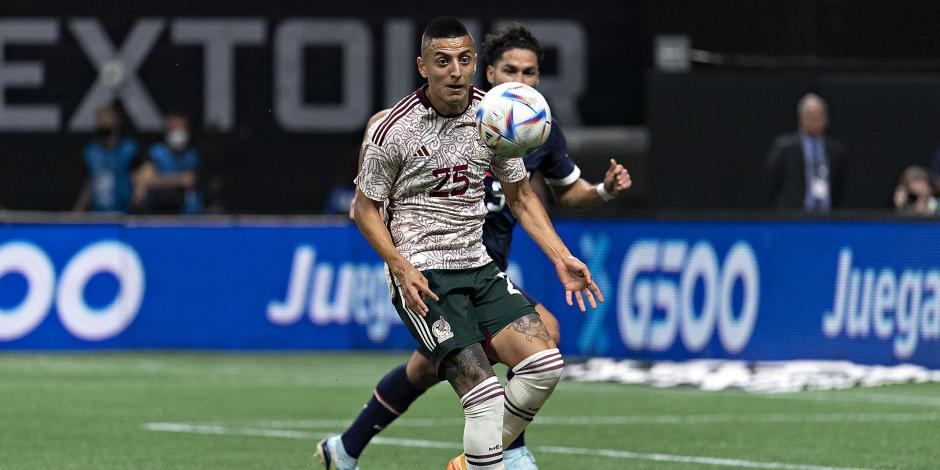 Roberto Alvarado dejó escapar en el primer tiempo una oportunidad para poner a México en ventaja sobre Paraguay.
