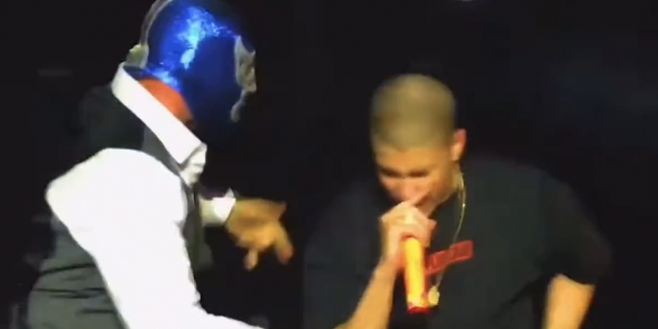 Blue Demon Jr., estrella de la lucha libre, se subió un momento al escenario con Bad Bunny durante un concierto del puertorriqueño.