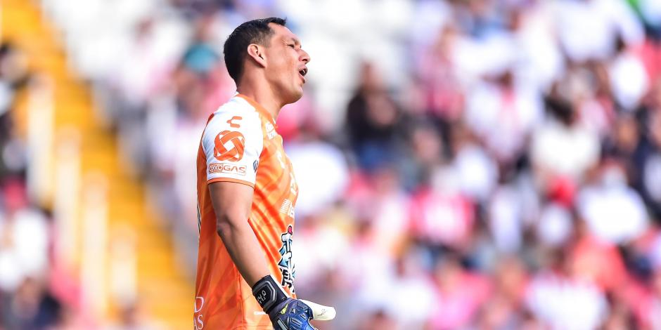 Rodolfo Cota se lamenta durante el partido entre Necaxa y León en el marco de la Fecha 12 de la Liga MX.